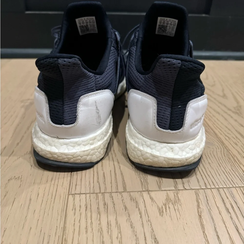 Pre owned  NAVY Ultra Boost - Picture 5 of 6